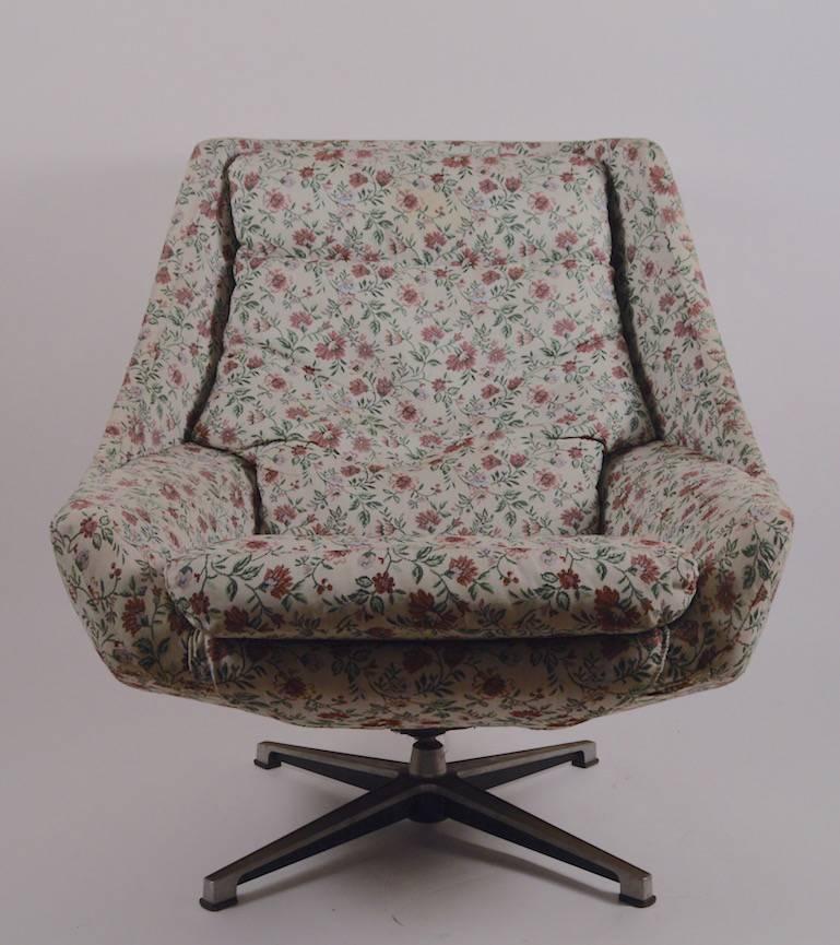 Mid-20th Century Mod Swivel Lounge Chair