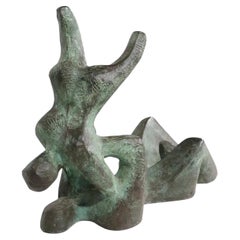 Sculpture brutaliste en bronze coulé représentant une mère et son enfant, réalisée par Irma Suzanne Barness