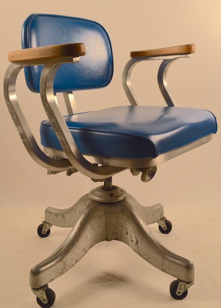 Aluminum Frame Adjustable Desk Chair by Shaw Walker In Good Condition In New York, NY