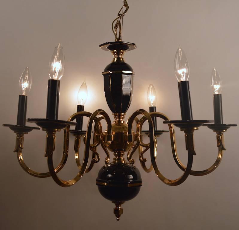 Corps et bobeches en céramique noire et dorée, bras, chaîne et baldaquin en laiton. Excellent état d'origine, câblé UL, prêt à être installé. Hauteur du luminaire sans chaîne 20