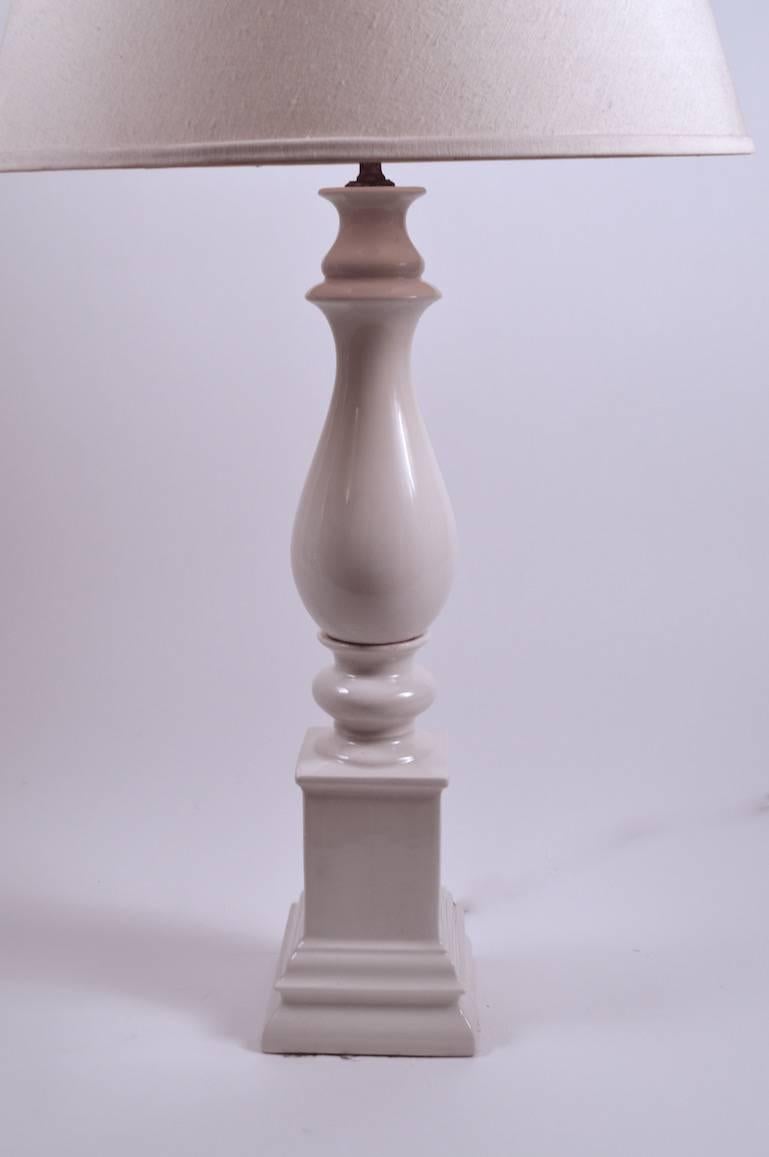 Weiß auf weißer Keramik-Tischlampe. Sauberer, funktionsfähiger Originalzustand, Schirm nicht enthalten. Höhe bis zur Oberkante der Steckdose 25,25