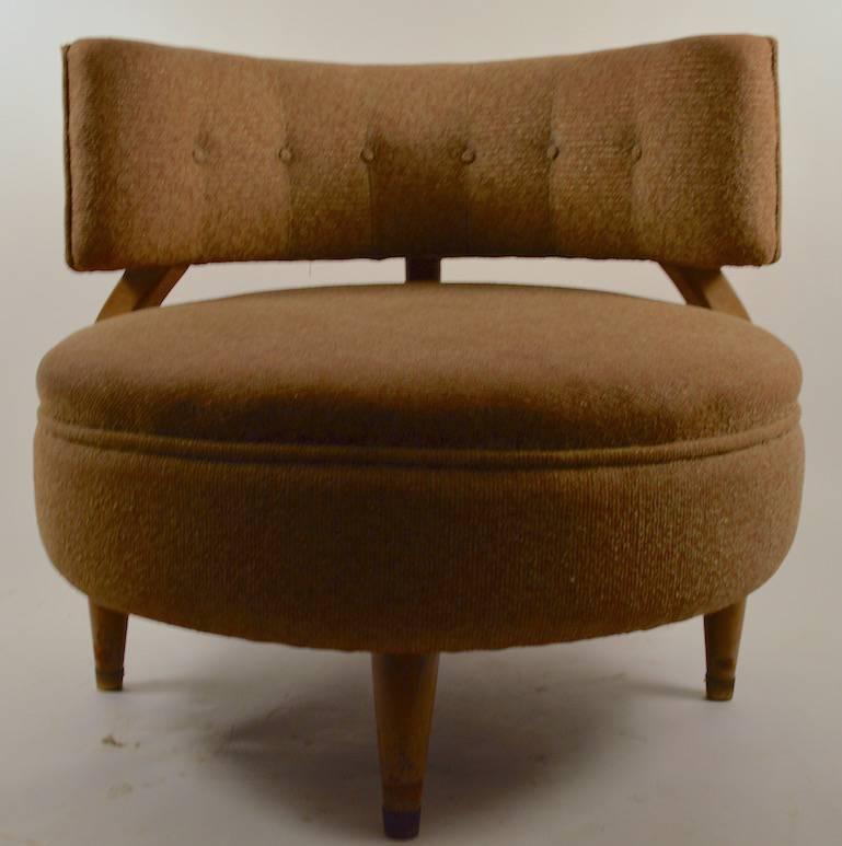 Round Mid-Century Lounge Chair In Fair Condition In New York, NY