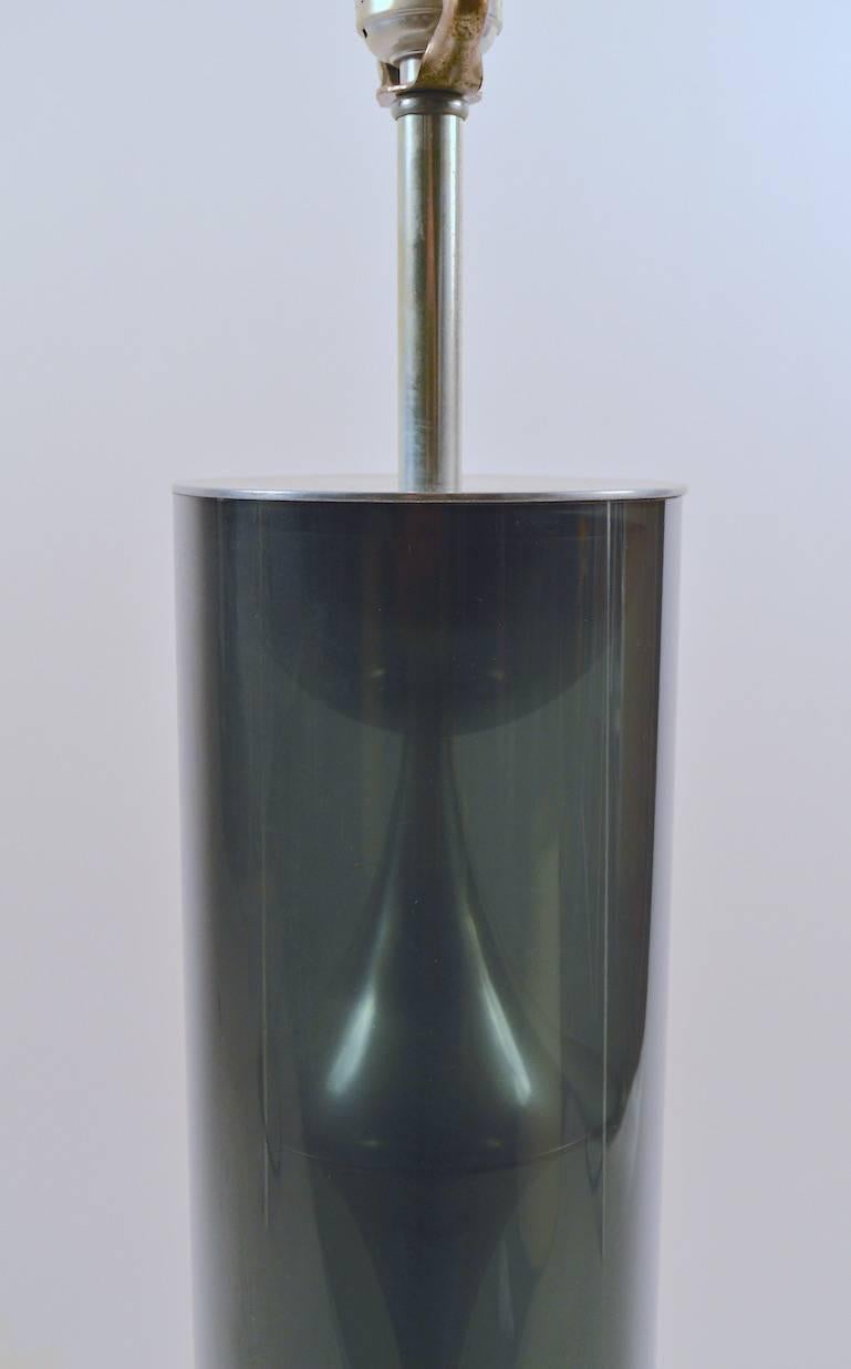 Mod Cylindrique  Lampe de bureau en lucite fumée par Mutual Sunset Lamp Co Bon état - En vente à New York, NY