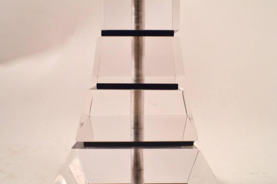 Stacked Lucite Block Hourglass Form Table Lamp In Excellent Condition For Sale In New York, NY