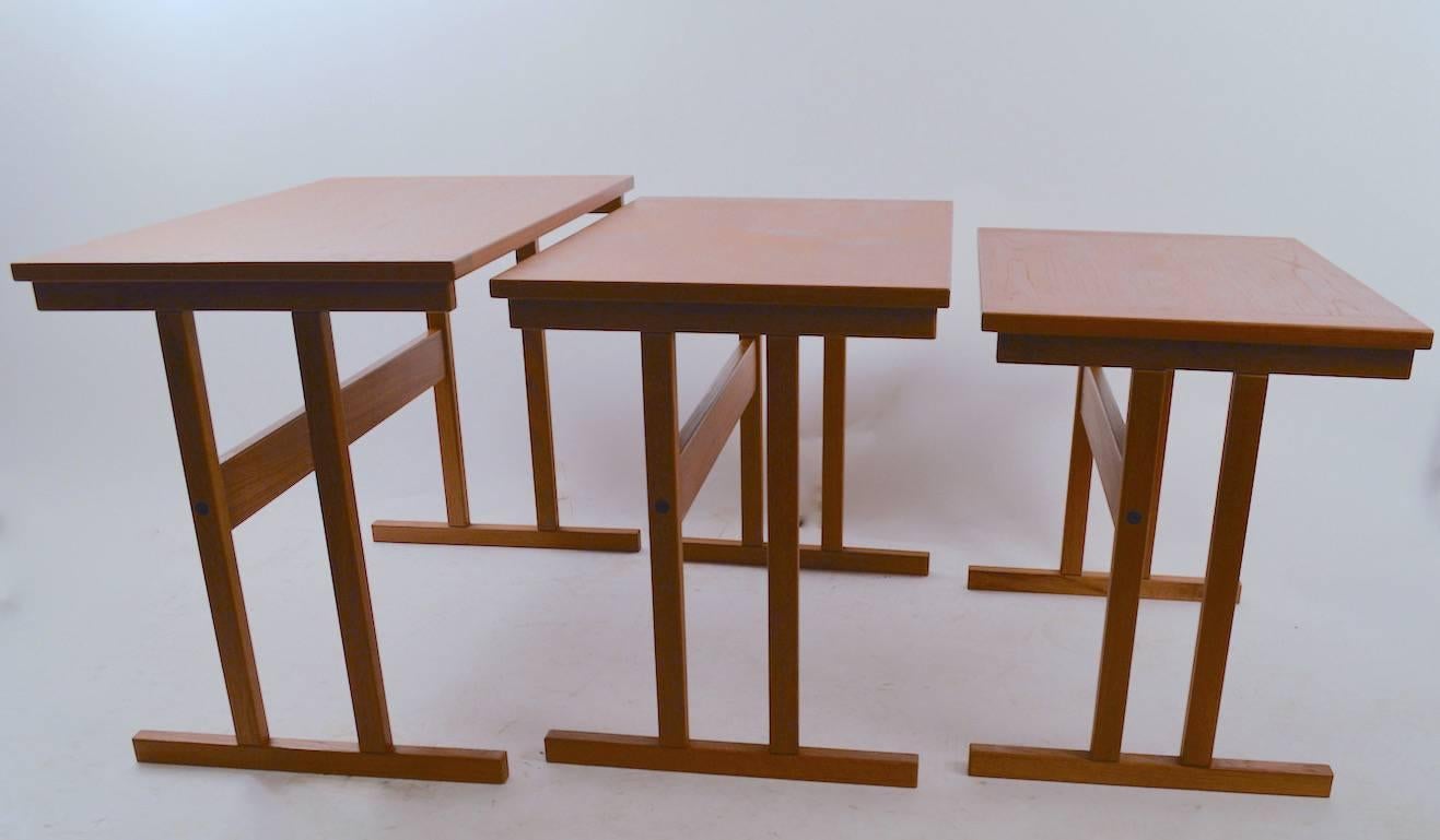 Teck Trois tables empilables ou gigognes danoises en teck en vente