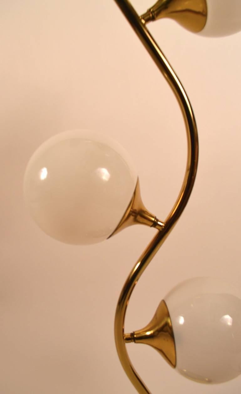 Three-Light Brass Ball Shade Table Lamp In Excellent Condition In New York, NY