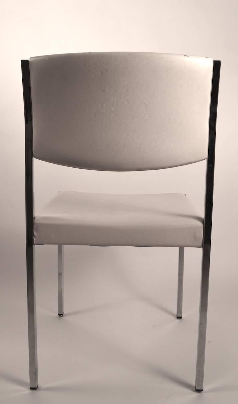Américain Ensemble de six chaises de salle à manger John Stuart chromées et blanches en vente