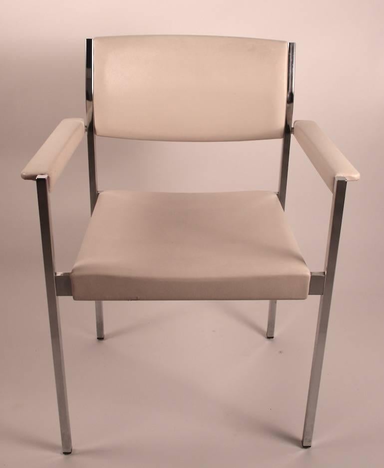 Ensemble de six chaises de salle à manger John Stuart chromées et blanches Bon état - En vente à New York, NY