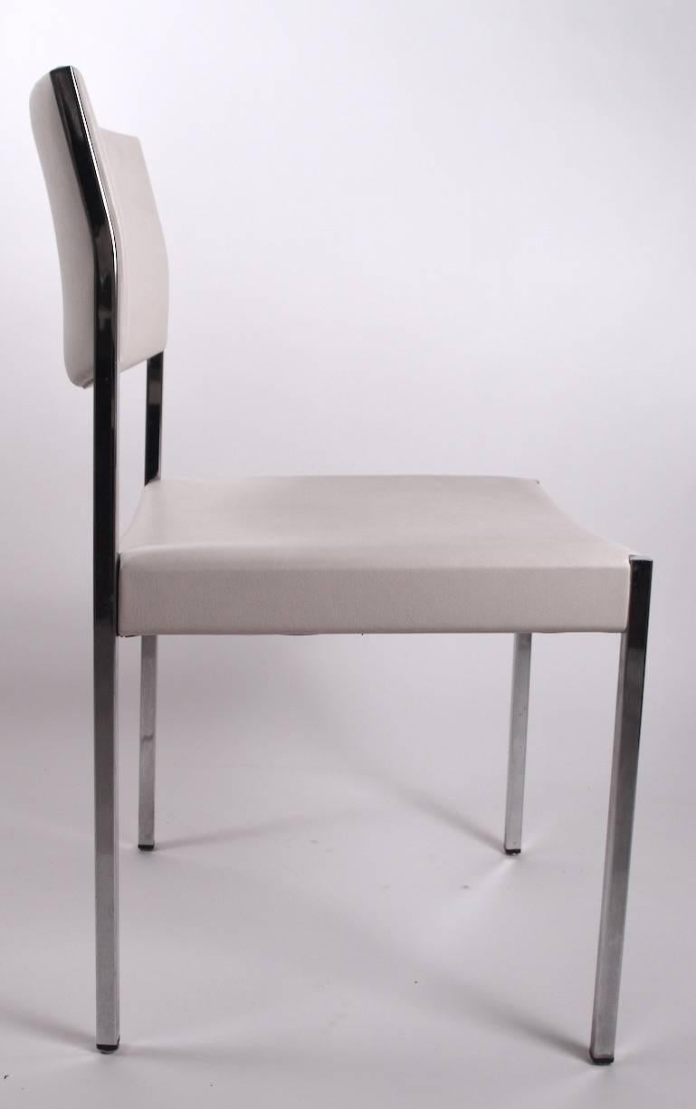 Tissu d'ameublement Ensemble de six chaises de salle à manger John Stuart chromées et blanches en vente
