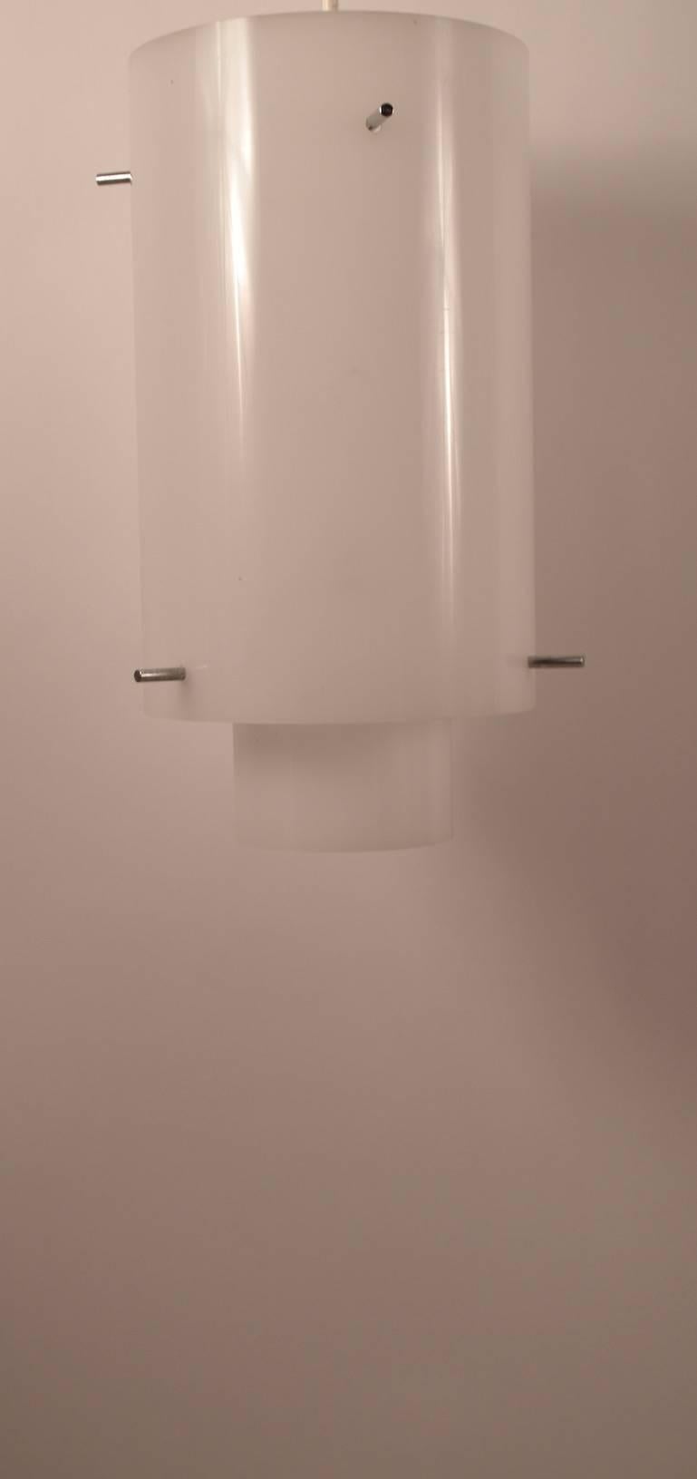 Acrylique Paire de luminaires suspendus en acrylique de Paul Mayen en vente