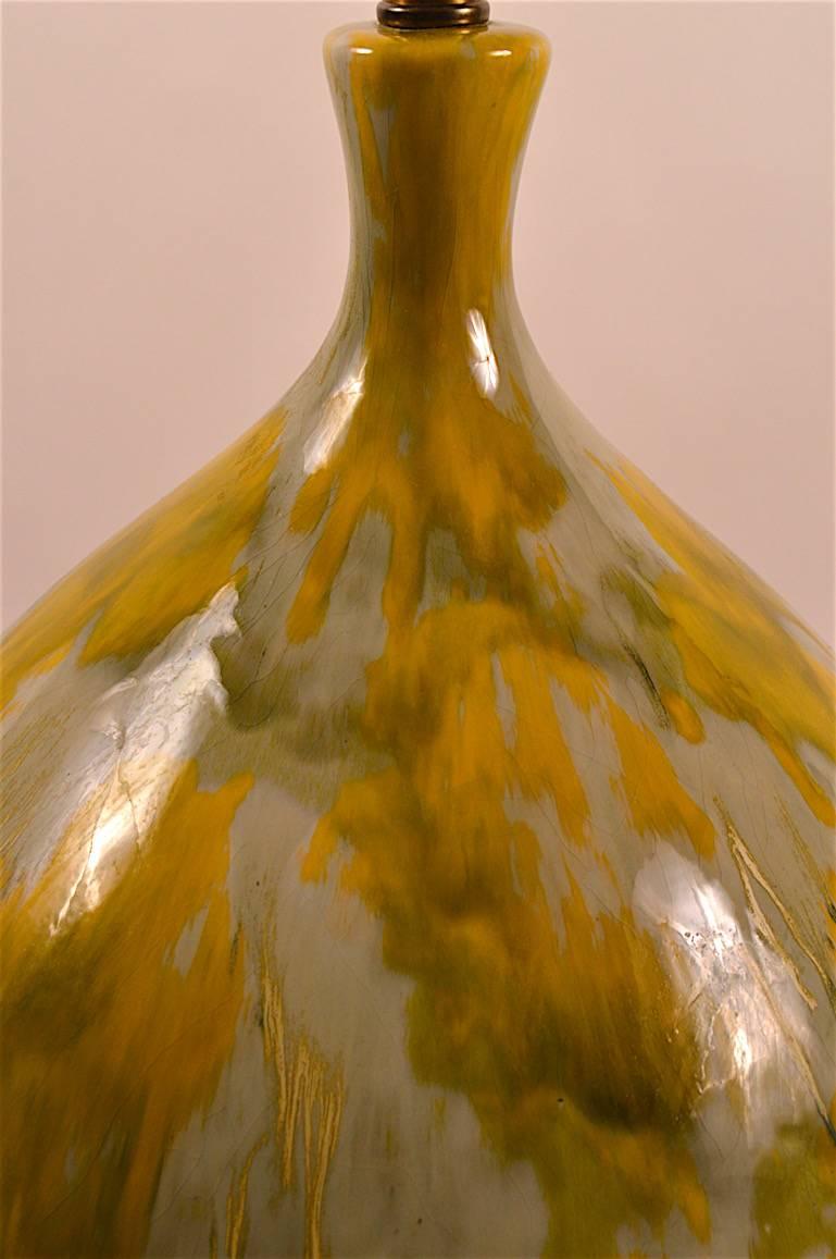 Große keramische Tropfenglasur-Lampe mit Original-Schirm im Zustand „Hervorragend“ im Angebot in New York, NY