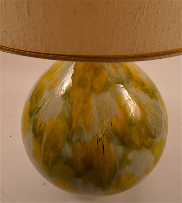 Große bauchige Keramiklampe mit Tropfglasur und originalem Lampenschirm. Schatten 21,5