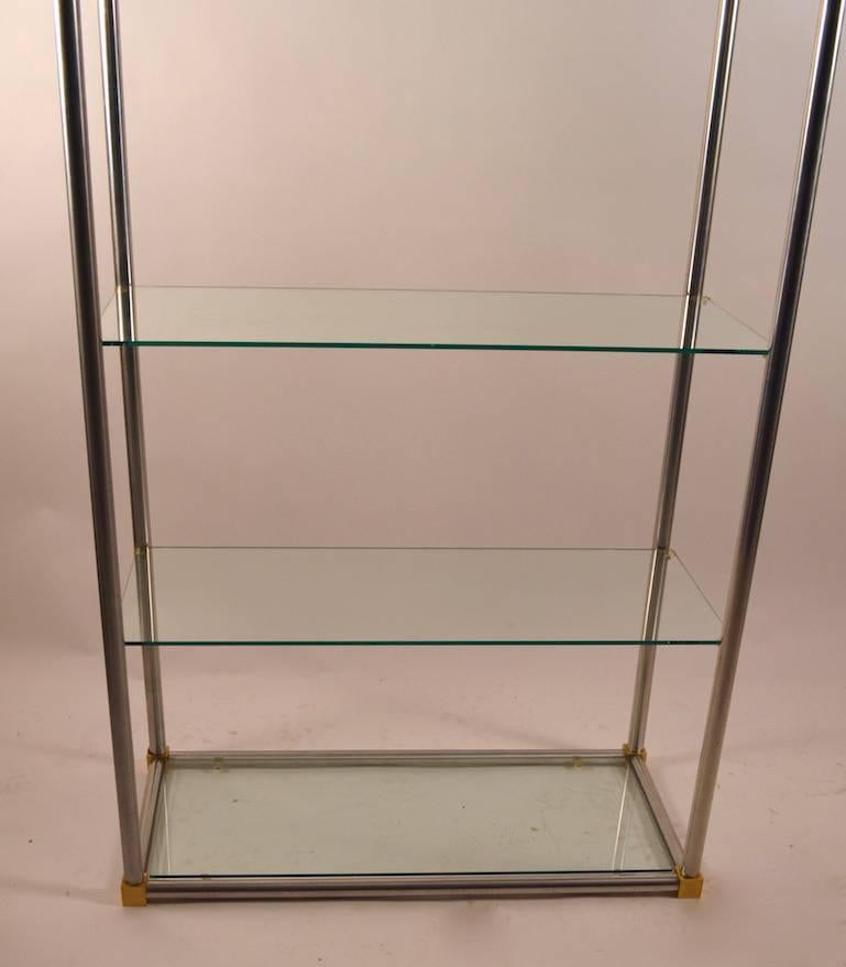 Américain Étagère en aluminium/laiton et verre, Vitrine de Vesey en vente