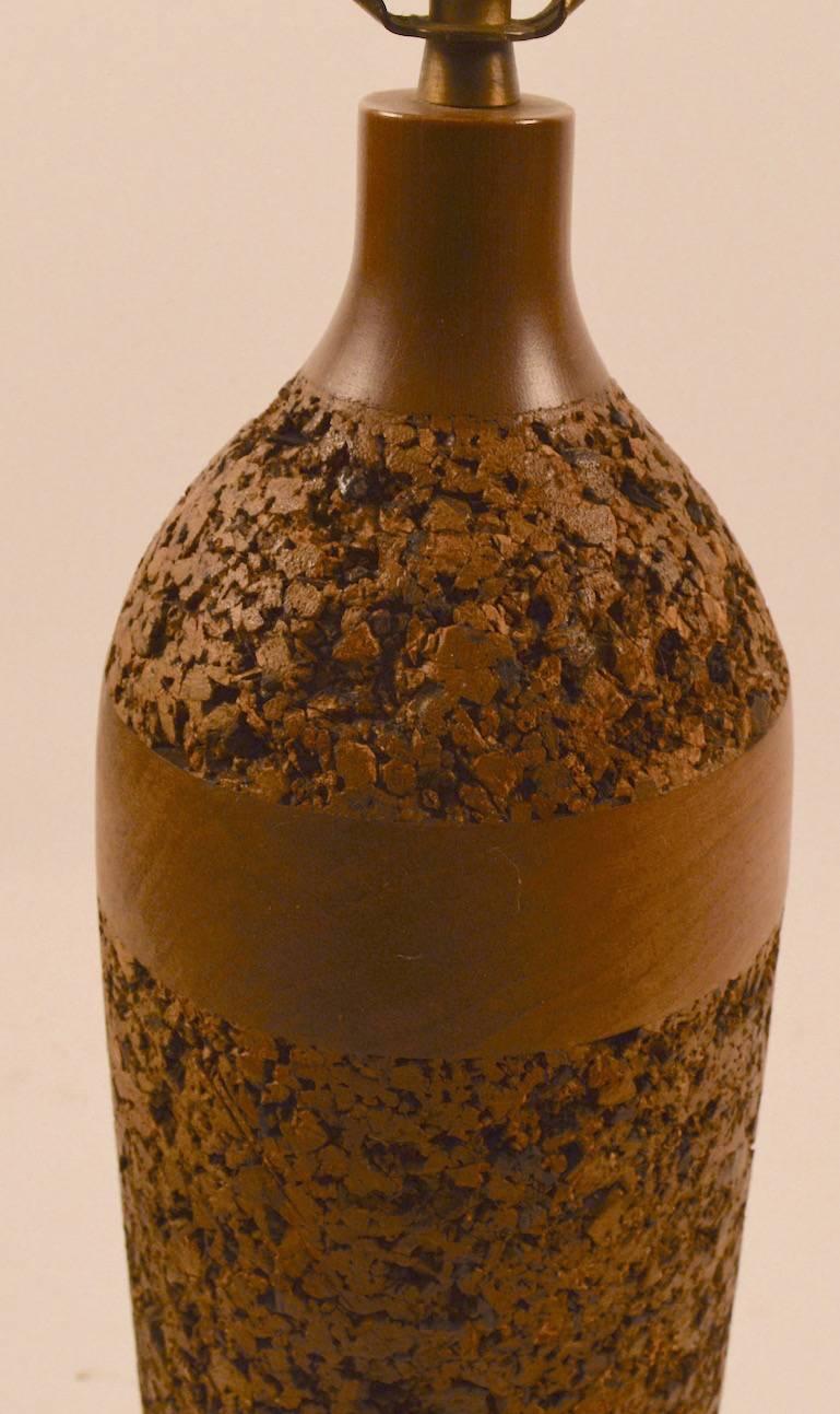 Milieu du XXe siècle Lampe de bureau en bois et liège en forme de bouteille en vente