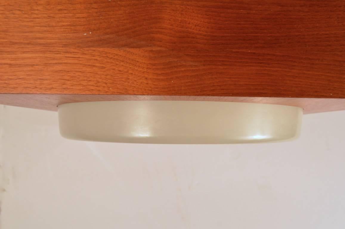 Lustre minimaliste en bois, laiton et verre Bon état - En vente à New York, NY