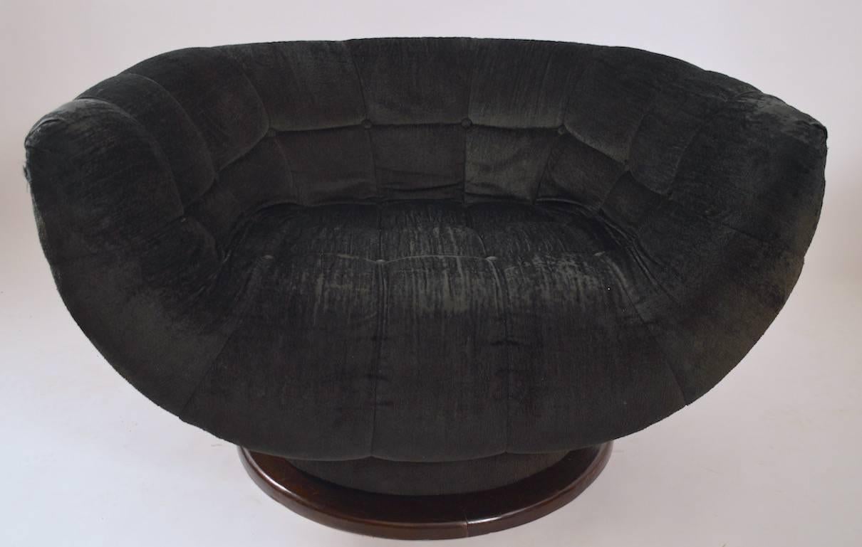Mid-20th Century Oversize Swivel Tub Chair by Pearsall