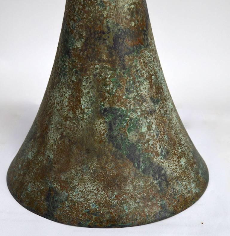 Bronze Lampe de table élégante en forme de sablier vert-de-gris de Stewart James pour Hansen en vente