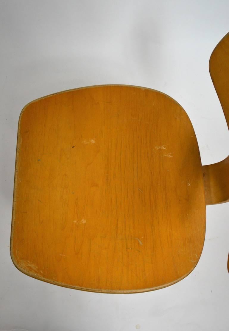Set of Four Blonde Bent Plywood Dining Chairs by Thonet In Good Condition In New York, NY