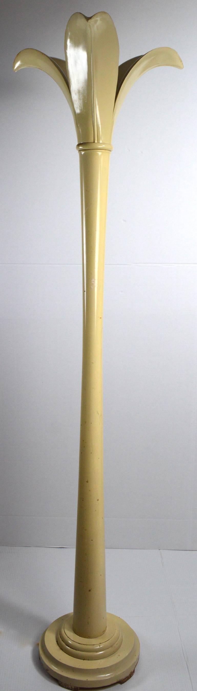 Weiß lackierte Stehlampe mit blattförmigem Aufsatz. Die Lackierung weist kosmetische Abnutzungserscheinungen auf, wie abgebildet. Maße: Oberteil 23