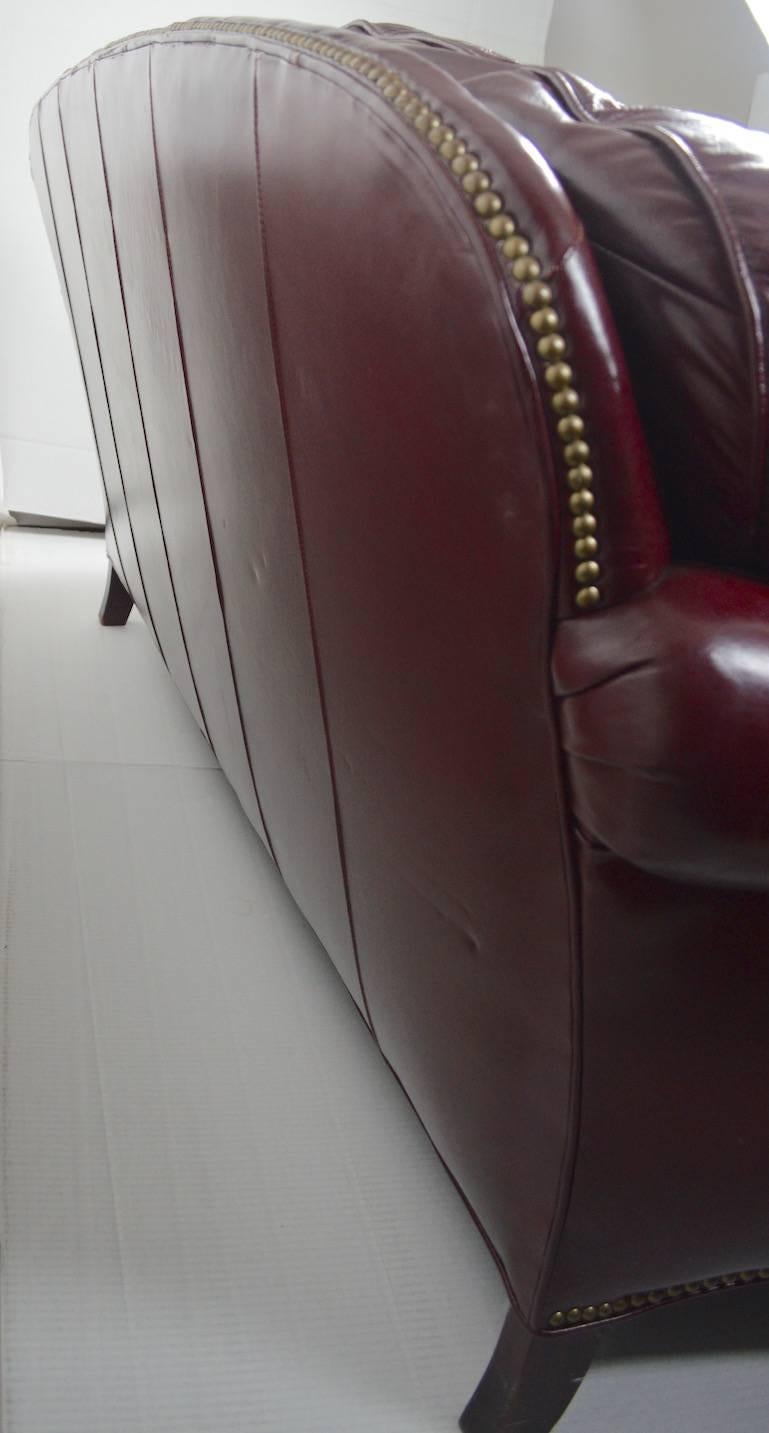 Classic Leather Sofa Couch (Amerikanische Klassik) im Angebot