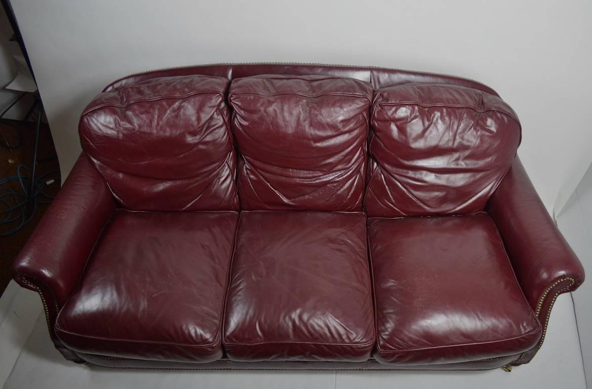 Classic Leather Sofa Couch (amerikanisch) im Angebot