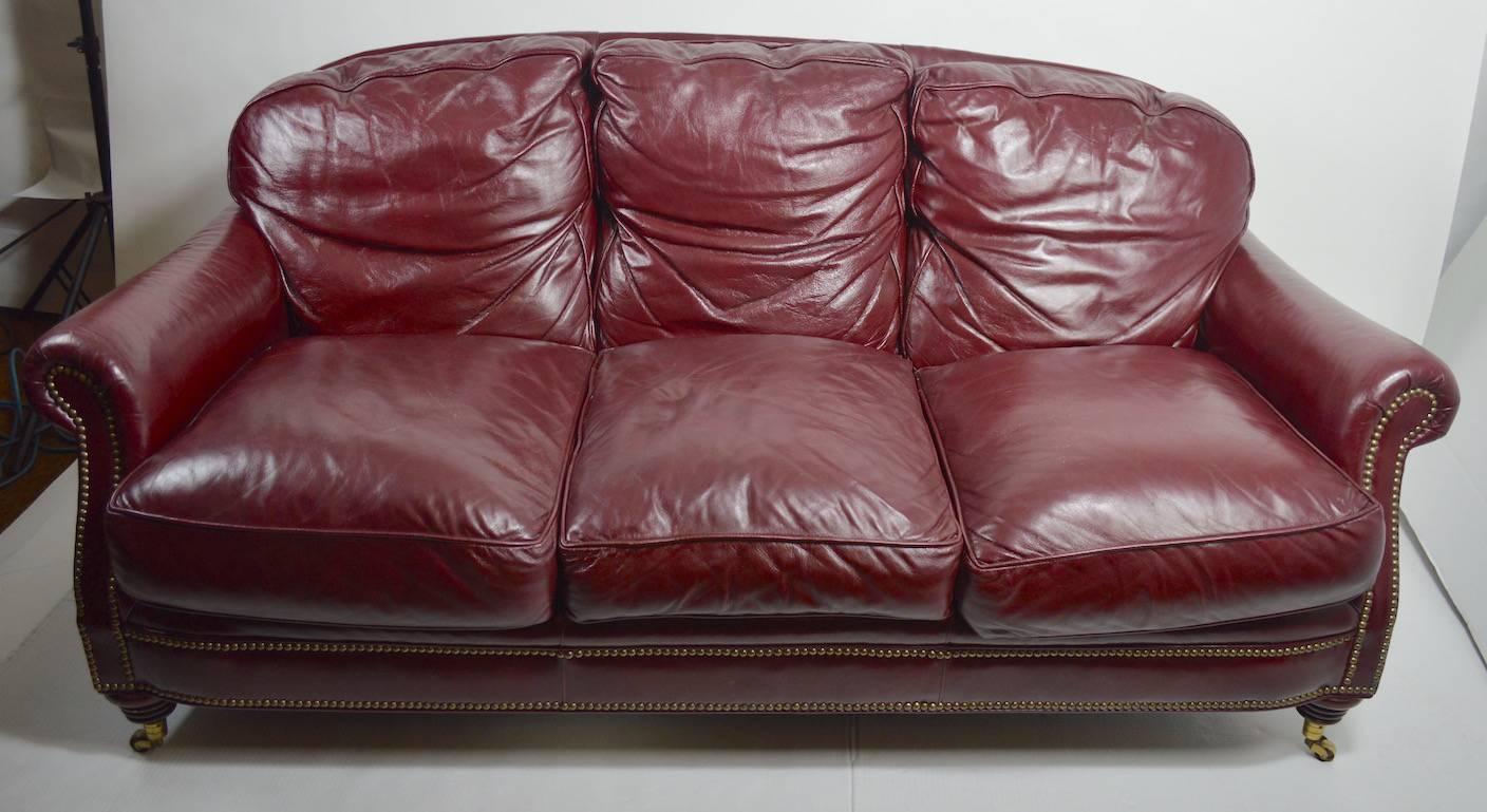 Classic Leather Sofa Couch im Zustand „Gut“ im Angebot in New York, NY