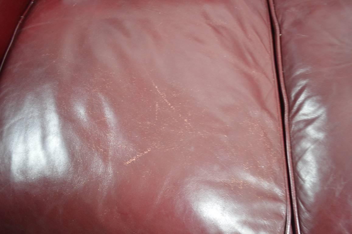 Classic Leather Sofa Couch In Good Condition For Sale In New York, NY