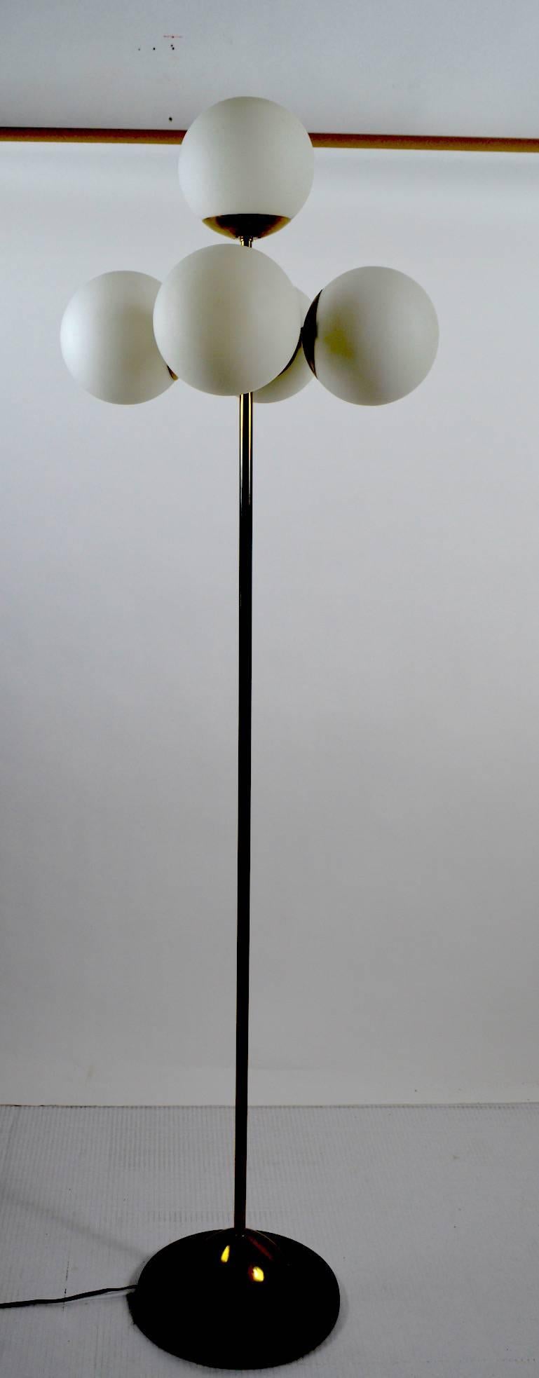 Cinq boules de verre montées sur un mât en laiton, sur une base en métal noir. Propre, en état de marche d'origine, probablement de fabrication américaine dans le style italien. Chaque globe sphérique a un diamètre de 6. Diamètre de la base 12.