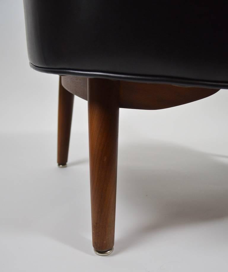Ein Paar Thonet-Stühle mit glatter Oberfläche (Polster) im Angebot