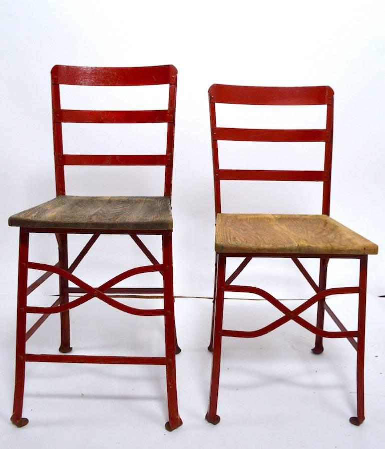 Jolies chaises industrielles en peinture rouge ancienne, mais pas d'origine, avec des sièges en bois vieillis. Curieusement, l'une des chaises est un peu plus courte que les autres (chaise la plus courte : H 32,5 au total ; siège : H 18).
Les six