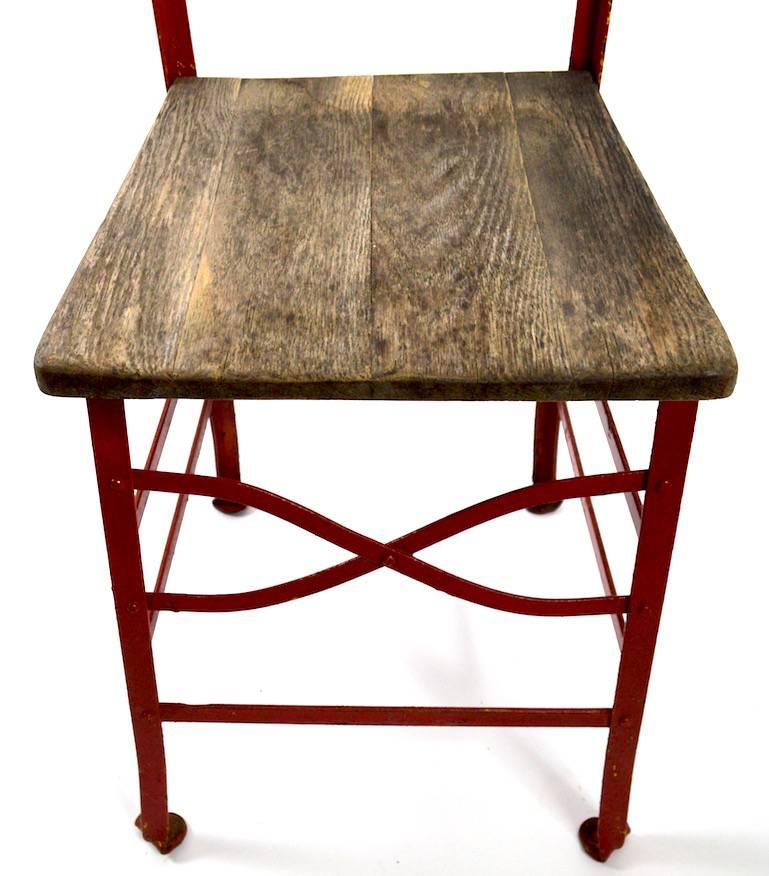 Industriel Ensemble de six chaises d'angle industriel en bois et acier en vente