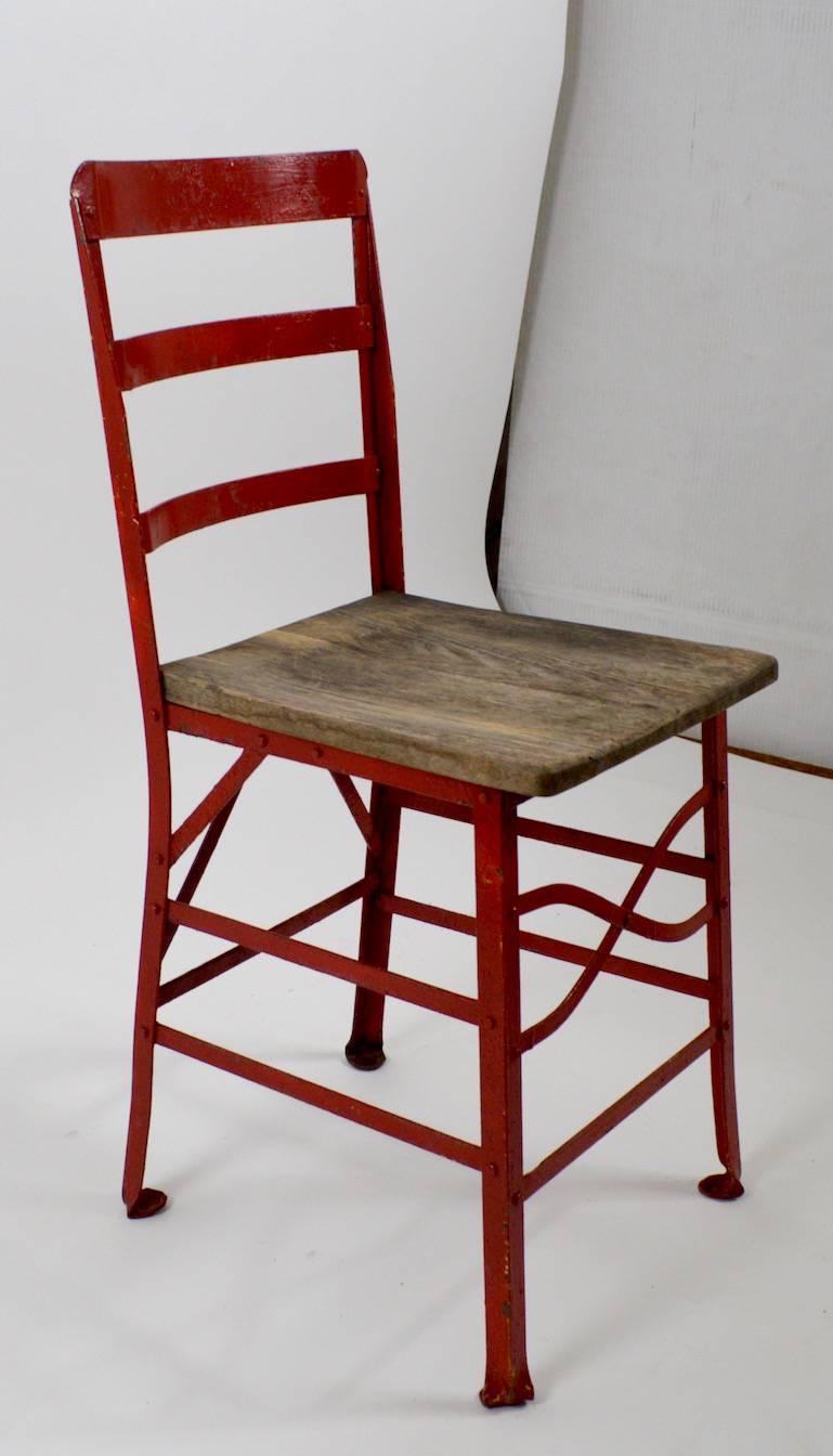 Début du 20ème siècle Ensemble de six chaises d'angle industriel en bois et acier en vente