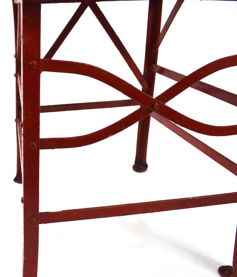 Acier Ensemble de six chaises d'angle industriel en bois et acier en vente