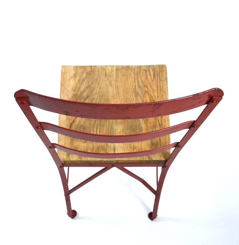 Ensemble de six chaises d'angle industriel en bois et acier en vente 2