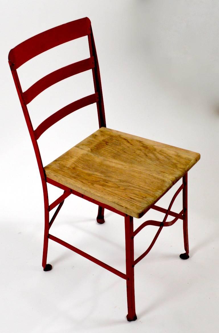 Ensemble de six chaises d'angle industriel en bois et acier en vente 3