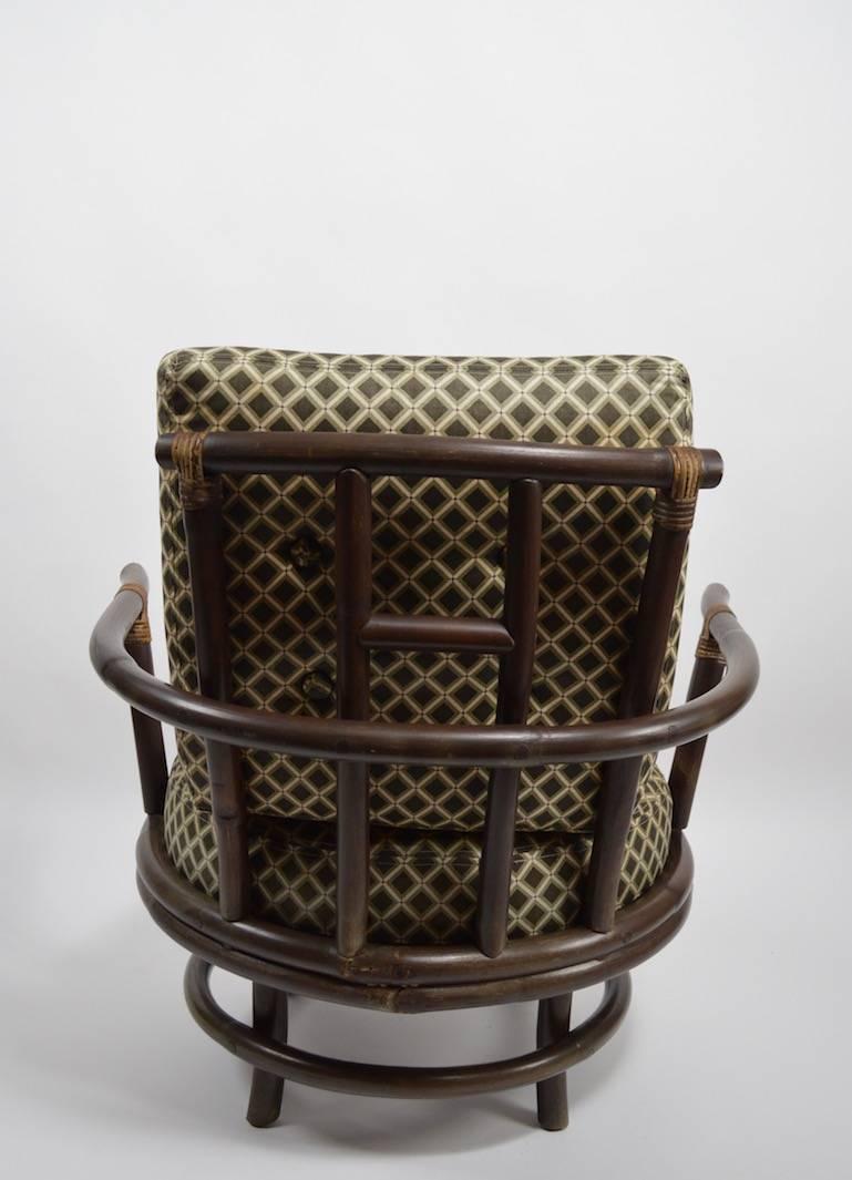 Mid-Century moderno Coppia di sedie da salotto girevoli in bambù in vendita