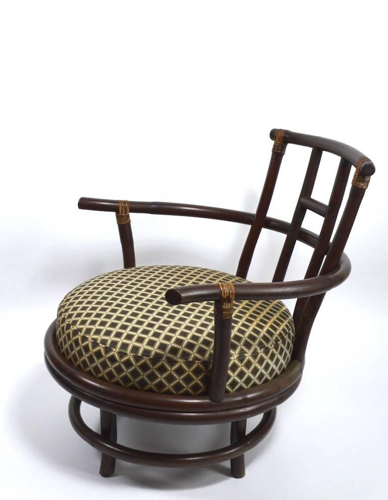 Paire de fauteuils de salon pivotants en bambou Bon état - En vente à New York, NY