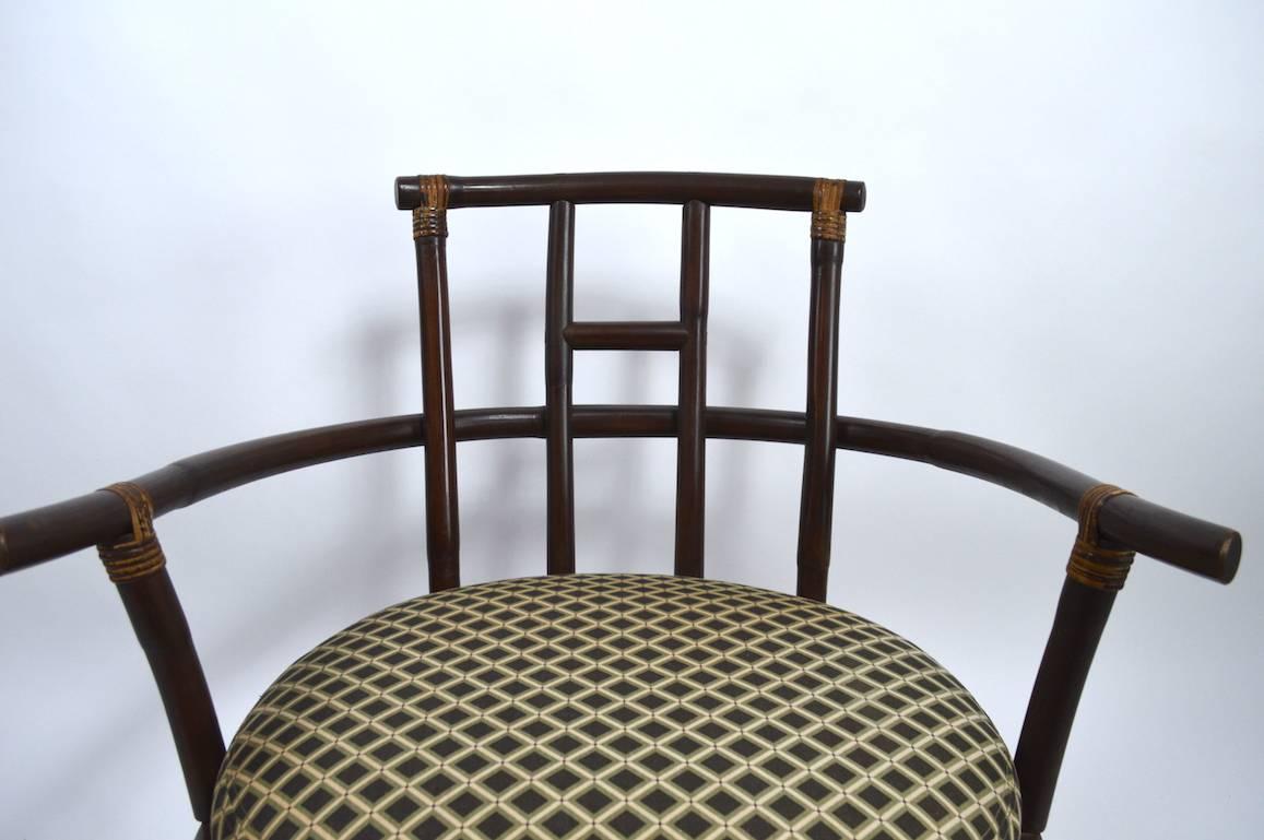 Tissu d'ameublement Paire de fauteuils de salon pivotants en bambou en vente