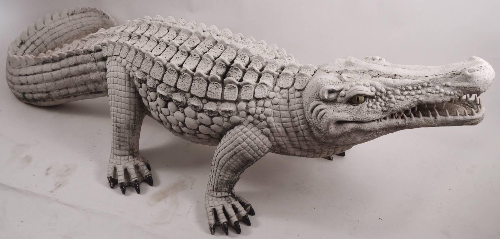  Glasfaser-Krokodil in weißer Lackierung (amerikanisch) im Angebot