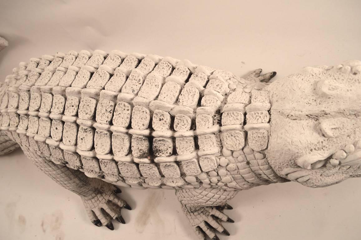  Glasfaser-Krokodil in weißer Lackierung (Volkskunst) im Angebot
