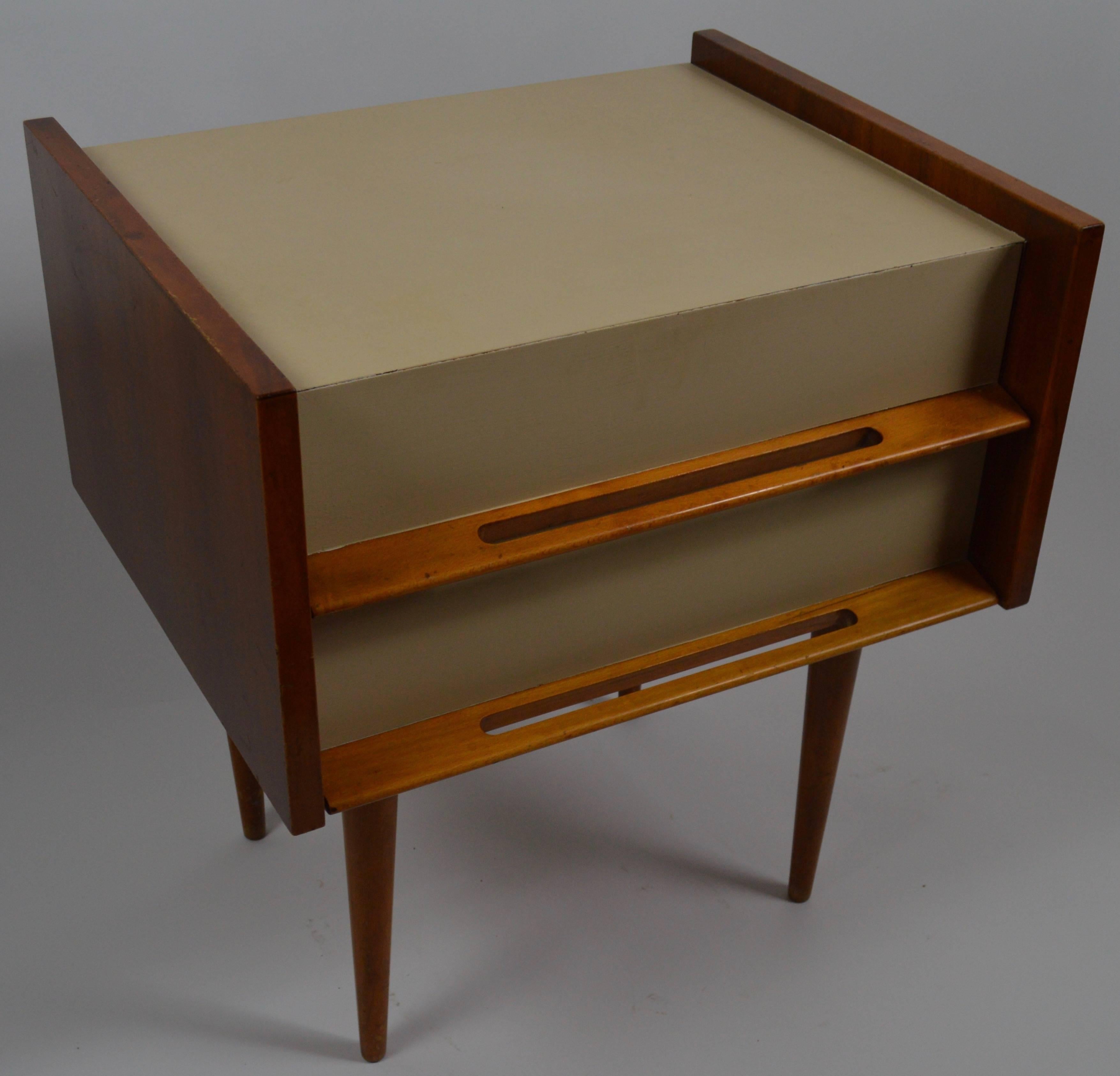 Pair of Edmund Spence Blonde and White Two-Drawer Nightstands In Good Condition In New York, NY