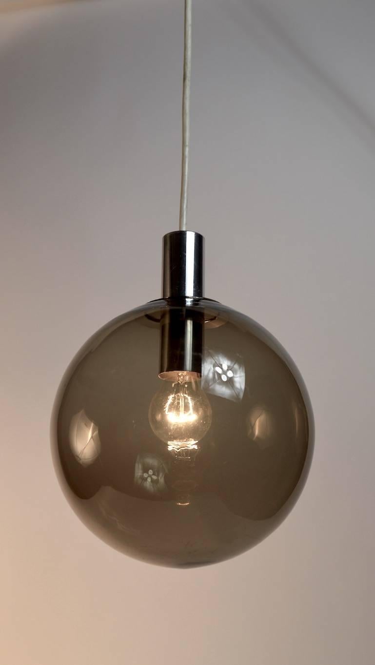 Luminaire boule en verre fumé attribué à Lightolier Excellent état - En vente à New York, NY