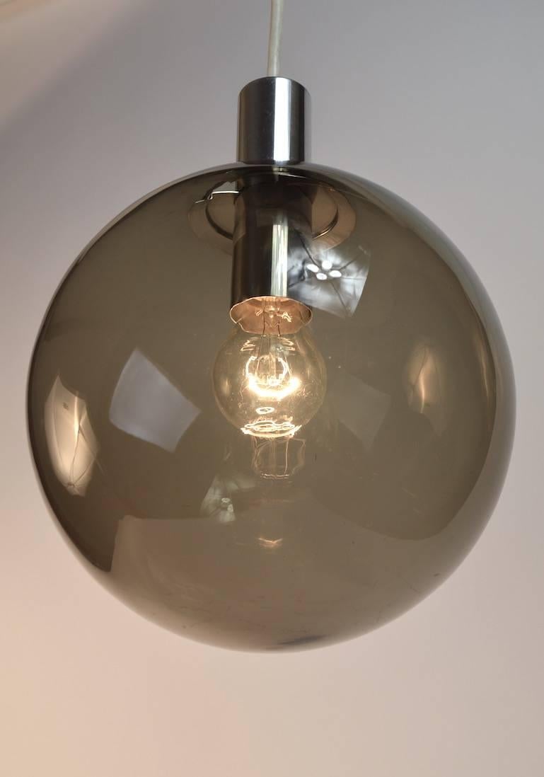 Fin du 20e siècle Luminaire boule en verre fumé attribué à Lightolier en vente