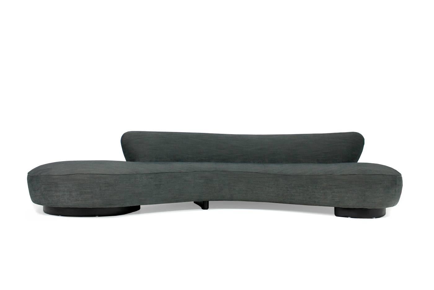 Beautiful and elegant Vladimir Kagan sofa model Serpentine.
This exemplar is the largest size and is available with the rare ottoman (on request).
Reupholstered in grey fabric.