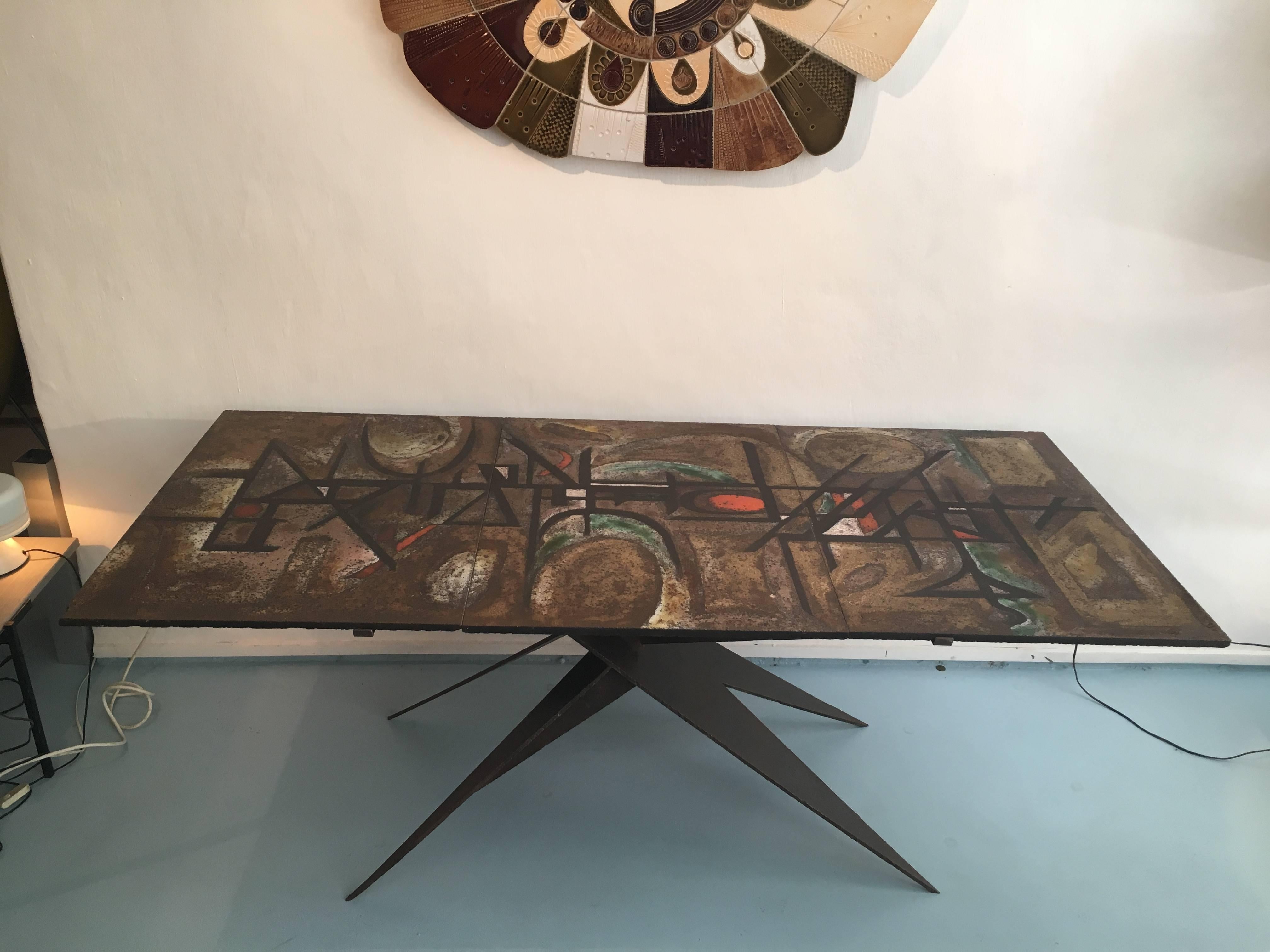 Important Brutalist table, France, circa 1950.
Glazed ceramic, metal.
 
