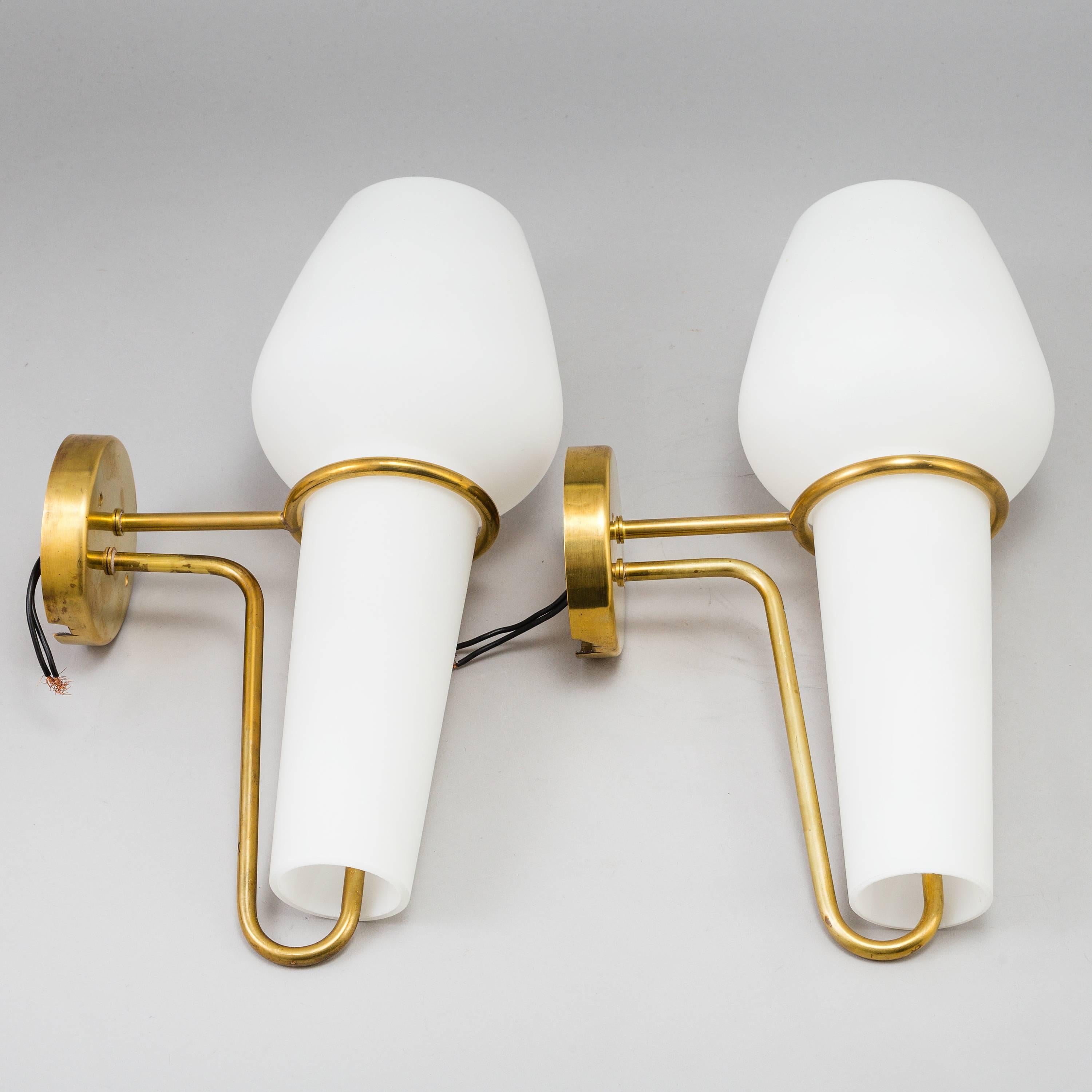 Beautiful pair of wall lights in the style of Stilnovo.
Brass, Opaline,
Italy, circa 1960.