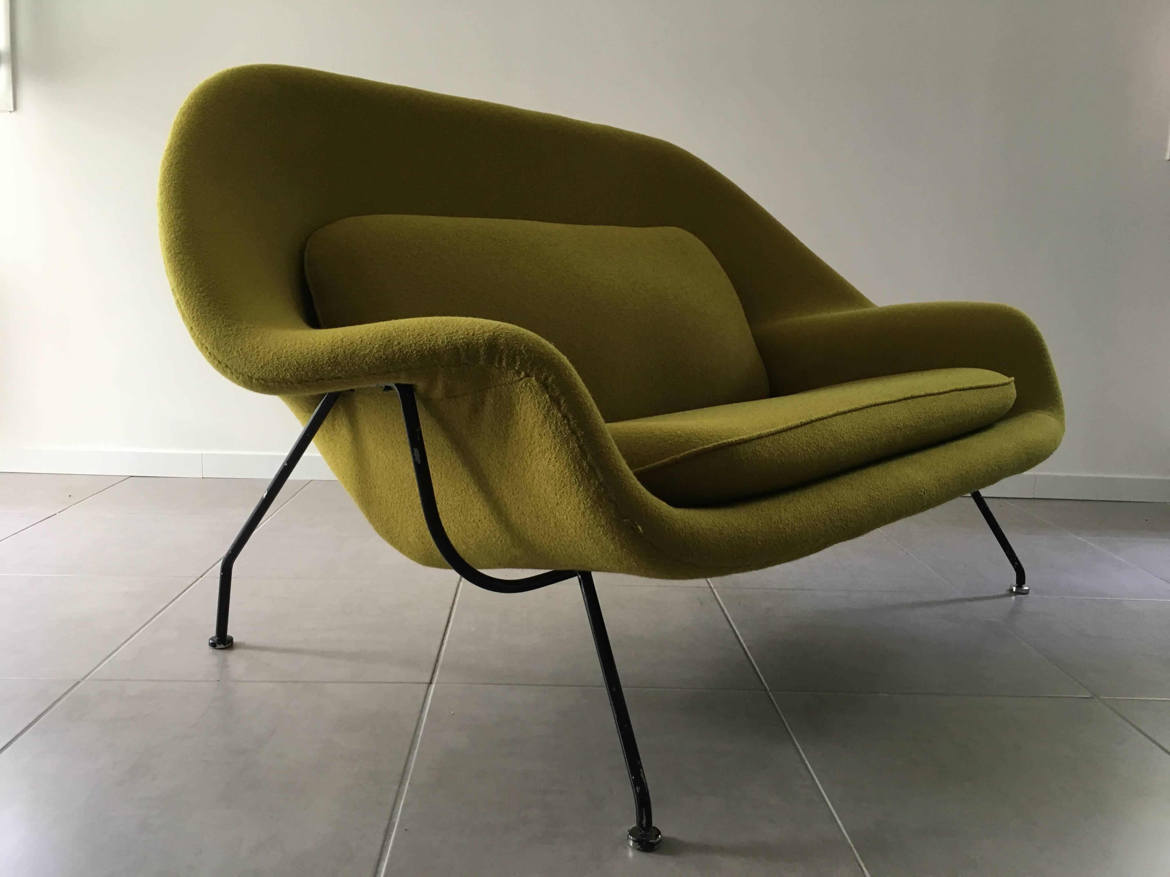 Early and rare womb sofa designed by Eero Saarinen;
First edition manufactured by Knoll, circa 1950;
Original upholstery (wool); black lacquered structure;.