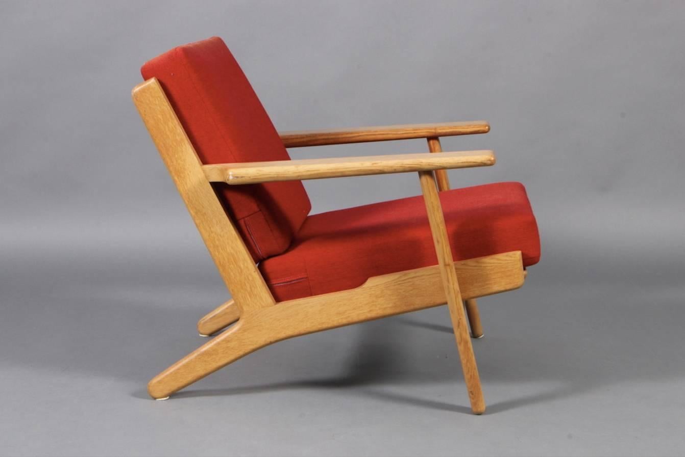 Beautiful pair of Vintage Easy Chair designed by Hans Wegner in 1953 model GE 290.
Manufactured by Getama circa 1960
Fire Stamp of the manufacturer on the underside
Original Cushion in Red Wool.