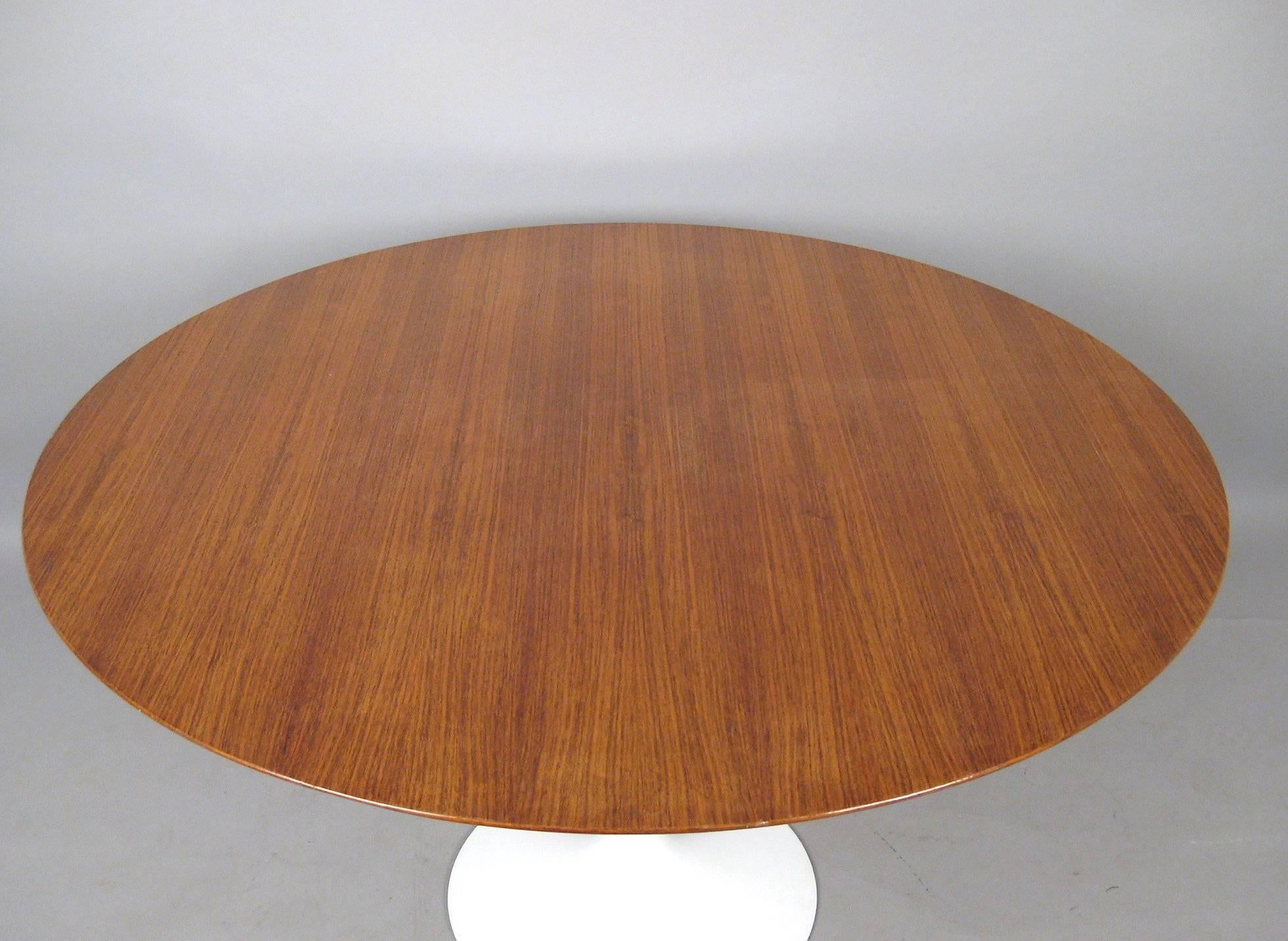 Eero Saarinen dining table from the Tulip series with beautiful East Indian rosewood top.
Manufactured by Knoll, circa 1960.
White lacquered cast aluminium.
Marked on underside of base.