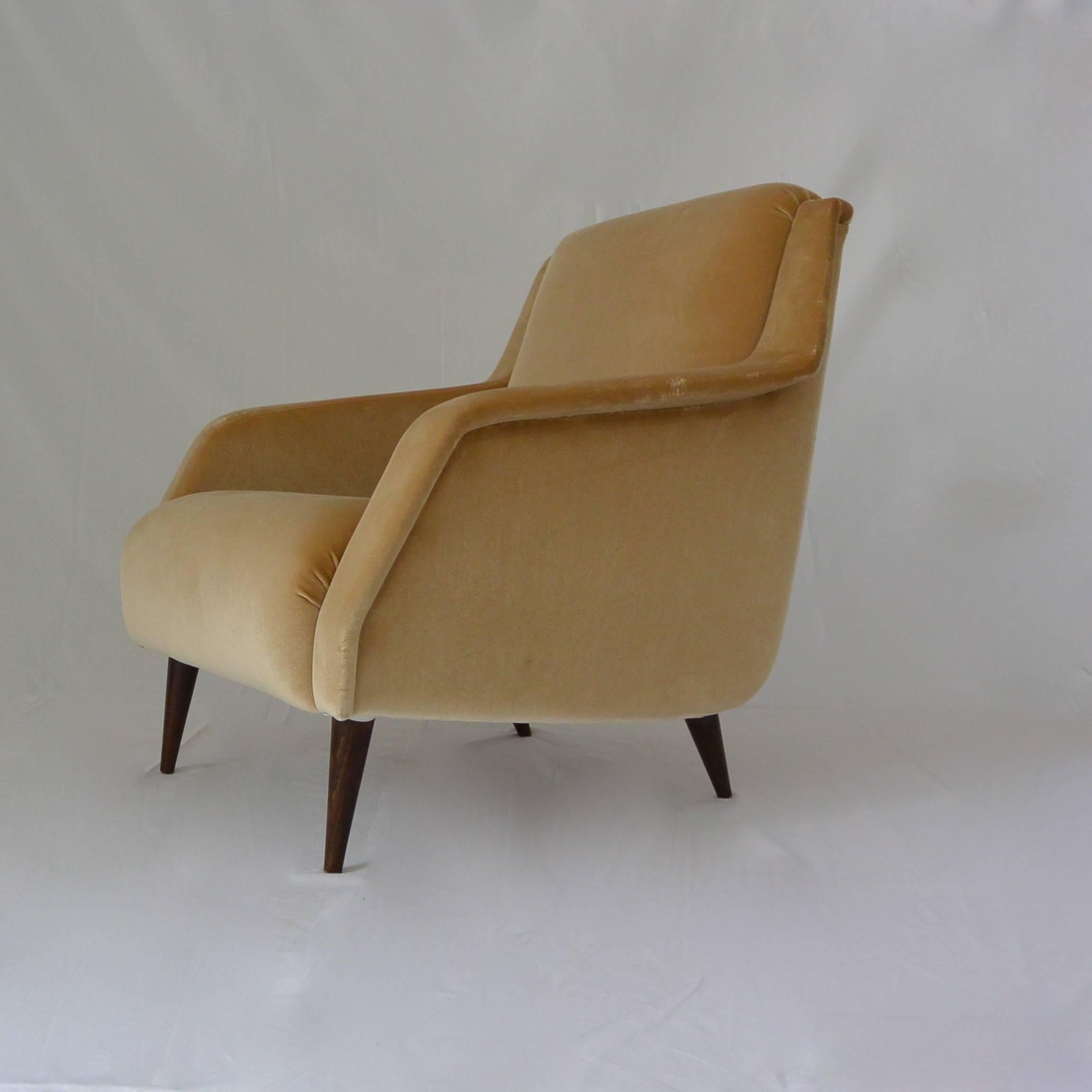 Beautiful pair of lounge chairs by Carlo de Carli model -802-;
Manufactured by Cassina,
circa 1955.

Renewed upholstery and cover in beige velvet.

Litterature:
Domus 320 (luglio 1956), pubblicità Vipla; Pier Carlo Santini, 
Gli anni del